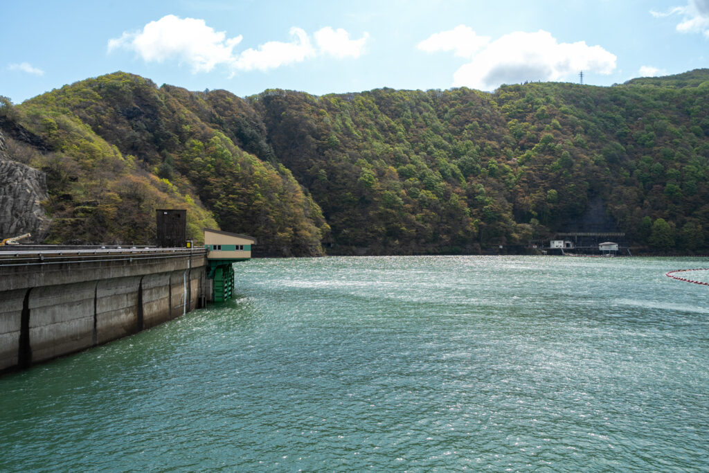 ダム湖(湯田ダム)
