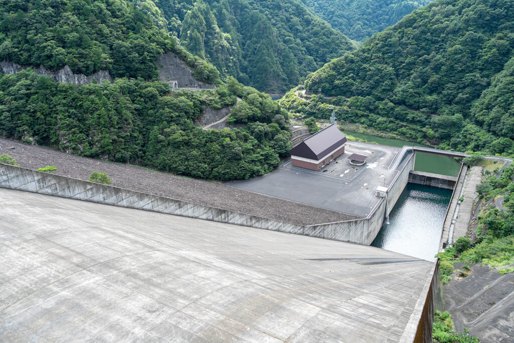 洪水吐下流側(徳山ダム)