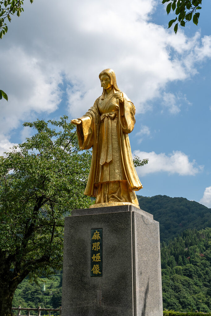 麻那姫像